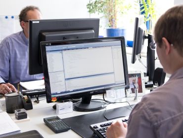 Softwareentwicklung, Abacus GmbH, Mitarbeiter im Büro, Nahaufnahme Bildschirm